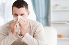 من خلال الأعراض.. كيف تميز بين الإصابة بكورونا ونزلات البرد والإنفلونزا؟