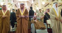بالصور.. خادم الحرمين الشريفين يتقدم المصلين على الأمير تركي بن عبدالعزيز