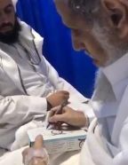 بالفيديو.. مسن يكتب وصيته على علبة “مناديل” في المستشفى ويفارق الحياة بعدها بساعات