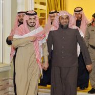 بالصور.. أمير مكة بالنيابة يزور الشيخ الشريم في منزله بالطائف