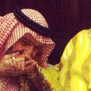 بعد وفاة الأميرة ” مضاوي “.. الأمير خالد بن طلال ينشر صورة له وهو يقبل يدها