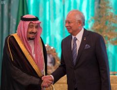 رئيس الوزراء الماليزي يلتقط “سيلفي” له مع الملك سلمان