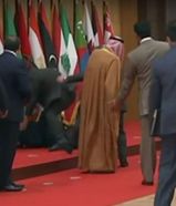 بالفيديو.. تعثر الرئيس اللبنانى بالقمة العربية وسقوطه بقوة على الأرض