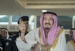 شاهد.. خادم الحرمين يتفاعل مع العرضة السعودية في ختام مهرجان الإبل