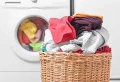 5 أضرار تلاحق مرتدي الملابس قبل غسلها