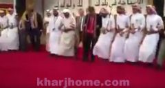 بالفيديو.. القنصل الأمريكي وعدد من مرافقيه يشاركون في رقصة شعبية بخميس مشيط