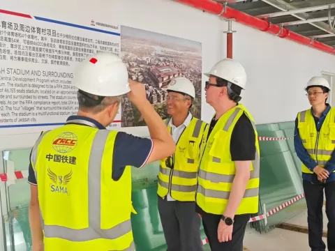 سفير الصين يزور موقع مشروع استاد وسط جدة
