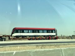 شاهد.. وصول عربات المسار الأحمر لقطار الرياض إلى ميناء الدمام