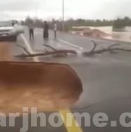 بالفيديو.. لحظة انهيار طريق زراعي في شقراء بعد تآكل التربة تحته بسبب الأمطار