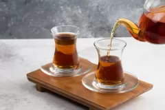 الشاي والقهوة يسببان الجفاف في الصيف