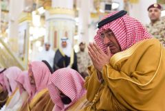 بالصور..محمد بن نايف يزور المسجد النبوي والمقام الشريف