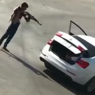 بالفيديو.. شاب يحتجز آخر في شنطة سيارته ويهدده بسلاح.. ومصادر تؤكد القبض عليه