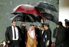بالصور.. خادم الحرمين يسير تحت الأمطار الغزيزة متجها للقصر الرئاسي بإندونيسيا