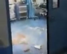 بالفيديو.. تسرب مياه الأمطار إلى غرفة الإنعاش في مستشفى تيماء العام