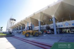 بعد الهجوم الأخير.. البرنامج السعودي لتنمية وإعمار اليمن يشرع في إعادة تأهيل مطار عدن