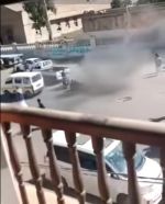 بالفيديو.. مشرف حوثي يفجر قنبلة في يمنيين اجتمعوا للحصول على أسطوانات غاز