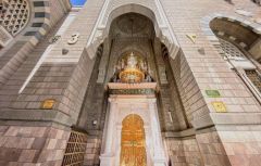 تزن 1.8 طن.. تعديل وضع نجفة باب الرحمة بالمسجد النبوي (صور)