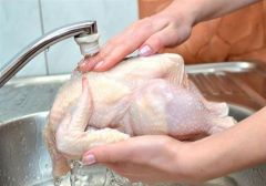 منها غسل الدجاج.. أخطاء شائعة تؤدي لانتشار البكتيريا في مطبخك