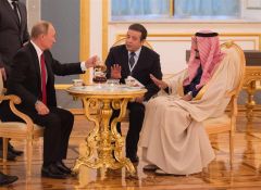 شاهد.. بوتين يقدم الشاي للملك سلمان في اجتماع خاص بقصر الكرملين
