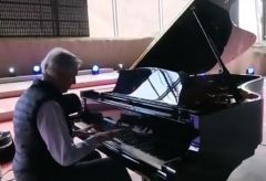 شاهد.. السفير الفرنسي يعزف على البيانو في مسرح مرايا بـ”شتاء طنطورة”