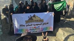 سعوديات يصعدن جبال مكة الشاهقة لممارسة رياضة “الهايكنج”