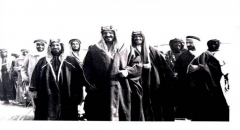 تزامناً مع اليوم الوطني للكويت.. صورة تجمع الشيخ أحمد الصباح بالملك عبدالعزيز قبل 93 عاماً