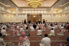 وسط التزام تام بالاحترازات الوقائية.. المصلون يؤدون صلاة الجمعة بمساجد الرياض (صور)