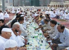 ضوابط تنظيمية جديدة بشأن إفطار صائم بساحات الحرم المكي.. بينها 30هللة على كل وجبة