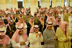 أمير الرياض يؤدى صلاة الميت على الأمير منصور بن فهد