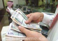 بنوك سعودية تتسبب في أزمات مالية للموظفين.. ويطالبون النقد بالتدخل