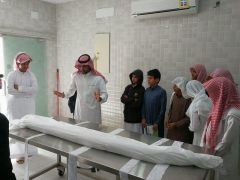 شاهد.. معلم يشرح لطلابه درساً عملياً عن “غسل الميت” في مغسلة للأموات بالطائف