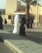 شاهد.. احتفال بتخرج طالبة أمام بوابة جامعة الملك عبدالعزيز بجدة