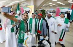 بالصور.. بأوبريت وطني وأوشحة وهدايا.. مطار جدة يستقبل الإماراتيين احتفالا باليوم الوطني