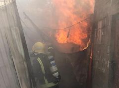 بالصور.. إخماد حريق اندلع بسكن عمال بسبب إهمال أثناء عملية الطهي بنجران