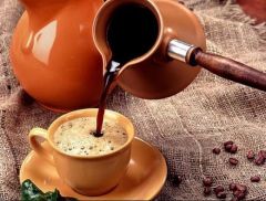الصحة: تناول القهوة بجرعات كبيرة يسبب الهلوسة والقرحة