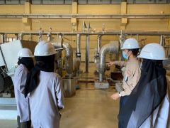 بالصور.. 15 مهندسة سعودية يتدربن على إنتاج الكهرباء في محطة توليد بجدة