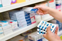 “الزكاة والجمارك” توضح ضوابط استيراد الأدوية والسماح بدخولها للبلاد