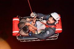 بالصور.. طيران الأمن ينقذ 5 أشخاص بينهم أطفال بعدما حاصرت السيول سيارتهم في ينبع