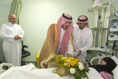 بالصور.. أمير الجوف يزور حاجة عراقية دخلت المستشفى بعد إصابتها بذبحة قلبية