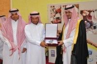 الأمير سعود بن عبدالرحمن يكرم إدارة نادي الشعلة