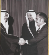 صورة نادرة لاستقبال الملك فهد العاهل الأردني حسين بن طلال بحضور الملك سلمان