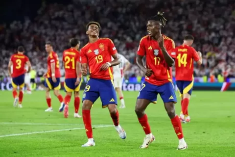 مدرب إسبانيا يثني على لاعبيه بعد الفوز على جورجيا