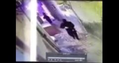 بالفيديو.. تجول 3 مسلحين ملثمين في أزقة حي المسورة