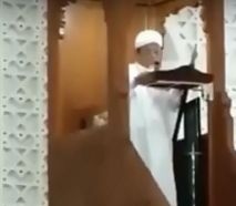 شاهد.. لحظة وفـاة إمام مسجد بماليزيا على المنبر أثناء خطبة الجمعة