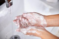 بالفيديو.. “الصحة” توضح مجدداً الطريقة الصحيحة لغسل اليدين للوقاية من البكتيريا