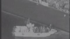الجيش الأمريكي ينشر فيديو لقارب إيراني ينزع لغماً من ناقلة نفط في الخليج