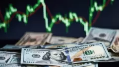 “الدولار” يخرج من كبوته بارتفاع جديد