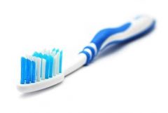 مُختصة تدعو إلى التخلص من فرشاة الأسنان بعد التعافي من “كورونا” لهذا السبب