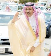 بالفيديو :  أمير الباحة يتعاطف مع بائعات ويشتري كل بضائعهن لمواصلتهن العمل في أجواء ماطرة.