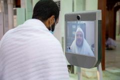 لأول مرة.. روبوت إلكتروني يقدم خدمة الفتاوى في مسجد نمرة (صور)